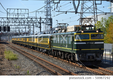 EF8143 Salon Car Naniwa Danrin running on the Tokaido Line 58967292