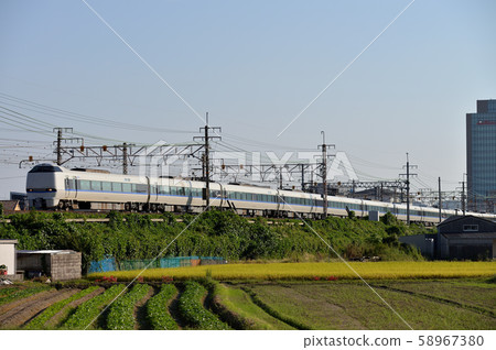 在東海道線上運行的十二隻683系列雷鳥 在東海道線上運行的十二隻683系列雷鳥 58967380