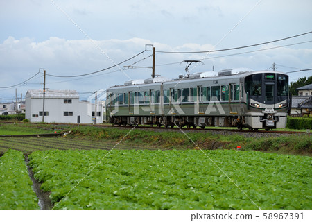 和歌山線運行的兩列火車227系列1000系列 58967391