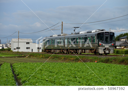 Two trains 227 series 1000 series running on the Wakayama line 58967392