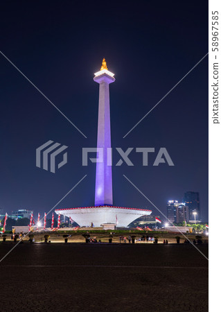 莫納斯,印度尼西亞雅加達,夜景,垂直構圖 莫納斯,印度尼西亞雅加達,夜景,垂直構圖 58967585