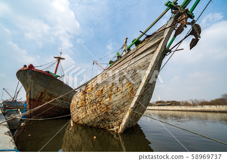 Pinish ship at Jakarta Sunda Kelapa Port 58969737