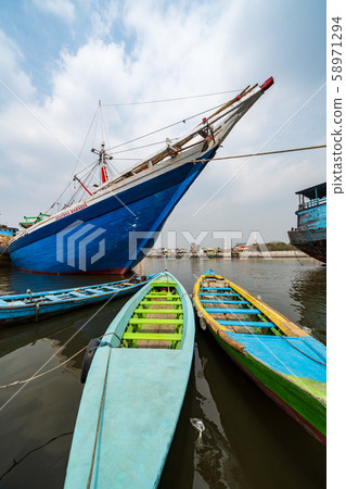 Jakarta, Sunda, Kelapa Harbor wooden ship, Pinishi 58971294