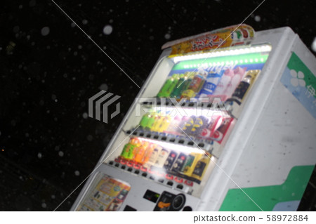自動販賣機下雪夜 58972884
