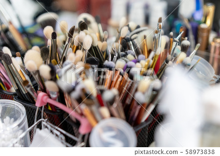 Makeup brushes there A lot of brushes randomly 58973838