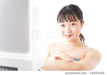 年輕女子在皮膚上應用霜 58974268