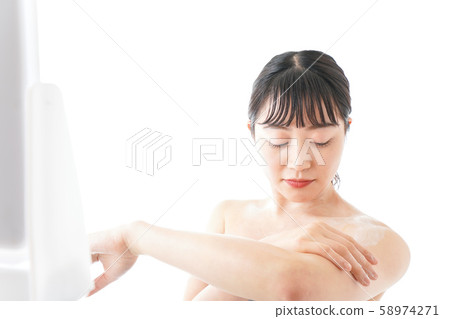 年輕女子在皮膚上應用霜 58974271