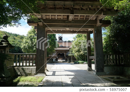 [Mimasaka Kuniichinomiya] The main gate and precincts of Nakayama Shrine, Tsuyama City, Okayama Prefecture 58975007
