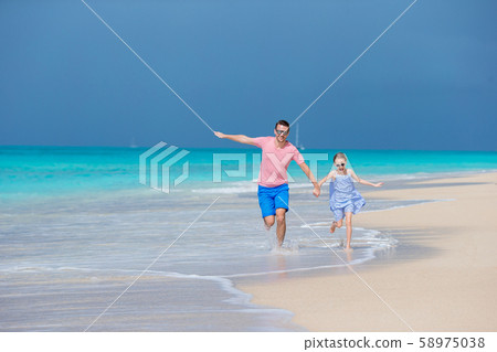 Family of father and sporty little girl having fun on the beach 58975038