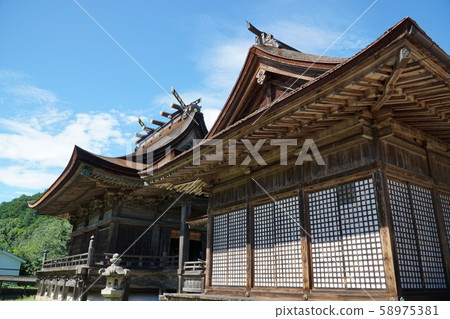 [Mimasaka Kuniichinomiya] The front shrine and main shrine of Nakayama Shrine, Tsuyama City, Okayama Prefecture 58975381