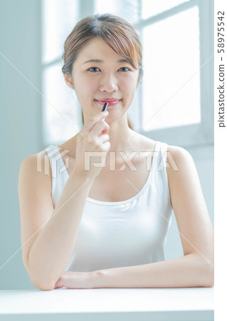 美麗的年輕女子 美麗的年輕女子 58975542