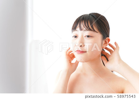 一位化妝的年輕女士 58975543