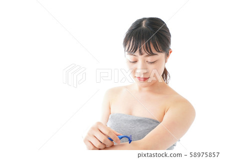 Young woman removing hair from skin 58975857