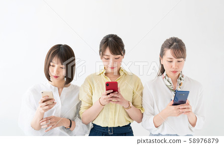 看著智能手機的婦女組 看著智能手機的婦女組 58976879