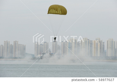 A naval soldier 58977027