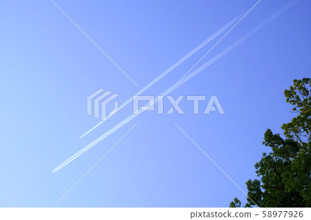 Two contrails in the early spring sky (3: 2) Two contrails in the early spring sky (3: 2) 58977926