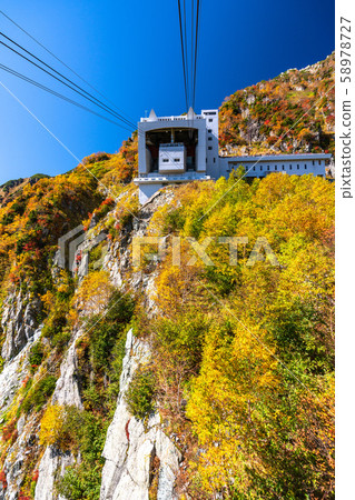 富山縣 黑部平和立山黑部阿爾卑斯山脈的紅葉 照片素材 圖片 圖庫