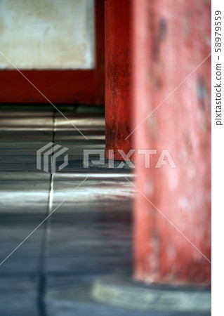 Vermilion pillar 58979559