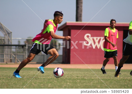 一名外國足球運動員_2的盤球場景 一名外國足球運動員_2的盤球場景 58985420