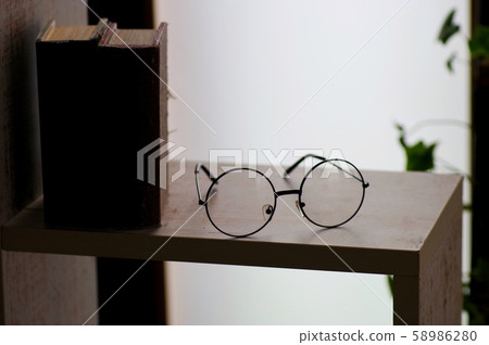 書架和眼鏡 58986280