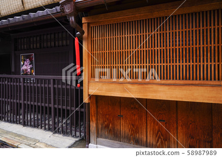 Gion Shimbashi-ri, townscape with Kyomachiya Gion Shimbashi-ri, townscape with Kyomachiya 58987989