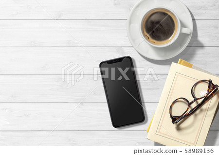 咖啡杯和白色的木桌，智能手機上的書 58989136