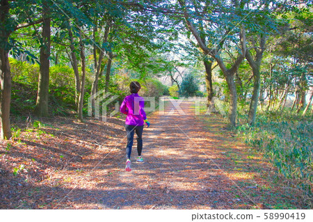 Trail running 58990419