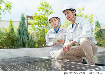 太陽能電池板女性女商務人士 58990932