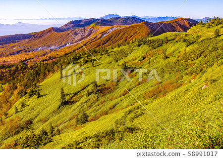 從Hagahira沼澤地,Shirane山和日本國道的最高點 從Hagahira沼澤地,Shirane山和日本國道的最高點 58991017