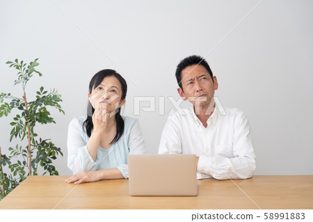 Senior couple computer 58991883