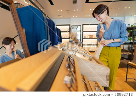 Business woman, businesswoman, shopping 58992718