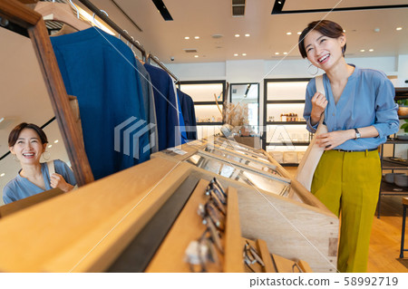Business woman, businesswoman, shopping 58992719