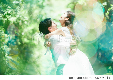 Wedding couple soap bubbles Wedding couple soap bubbles 58993014