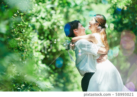 婚禮情侶肥皂泡 58993021