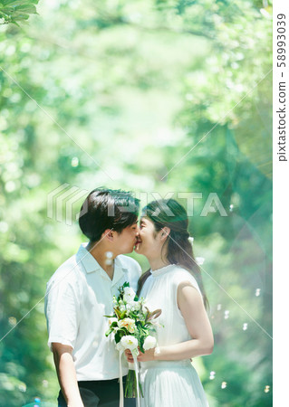 婚禮情侶接吻 婚禮情侶接吻 58993039