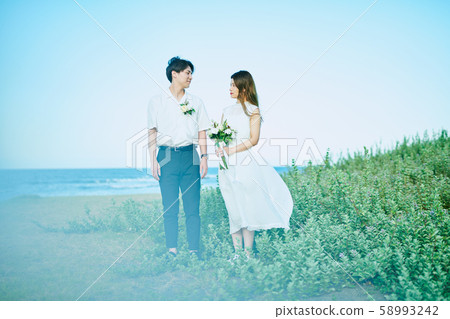 新婚夫婦互相凝視 新婚夫婦互相凝視 58993242