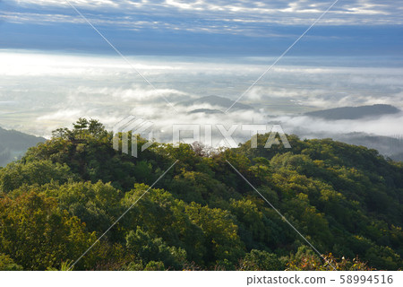 從大山山看的雲海和代山山雲海覆蓋了關東平原 從大山山看的雲海和代山山雲海覆蓋了關東平原 58994516