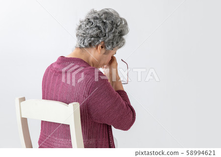 Back view of an elderly person with poor eyesight 58994621