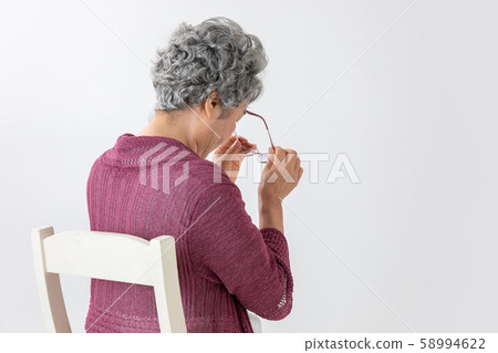Back view of an elderly person with poor eyesight 58994622