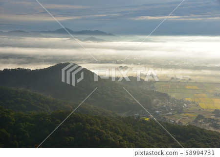 East from the sea of clouds and the large Masaru Koyama mound near the summit, see beyond Teruishisan direction of Nishijo Fuji and the distant sea of clouds 58994731