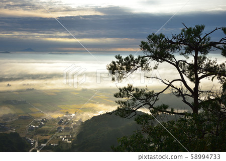 雲海和衝山從山頂眺望向東延伸的鄉村 雲海和衝山從山頂眺望向東延伸的鄉村 58994733