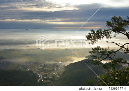 雲海和衝山從山頂眺望向東延伸的鄉村 雲海和衝山從山頂眺望向東延伸的鄉村 58994734