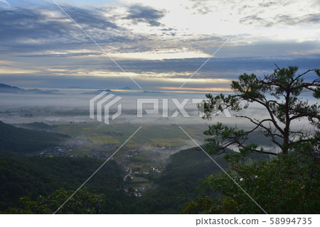 雲海和衝山從山頂眺望向東延伸的鄉村 58994735