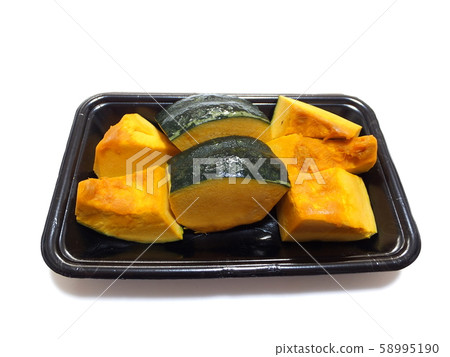 Packed raw cut pumpkin 58995190
