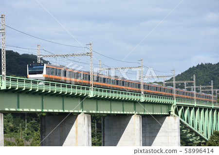 中央本線E233系列本地火車（新桂川大橋） 58996414