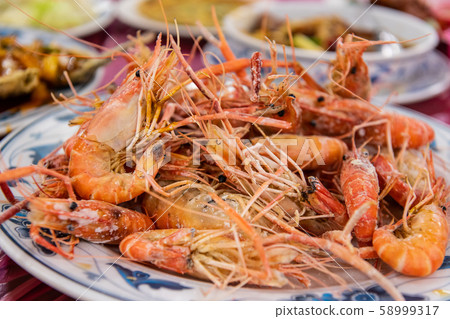 Delicious grilled shrimp, (shrimp farm, grilled shrimp, grilled with salt) Delicious grilled shrimp, (shrimp farm, grilled shrimp, grilled with salt) 58999317
