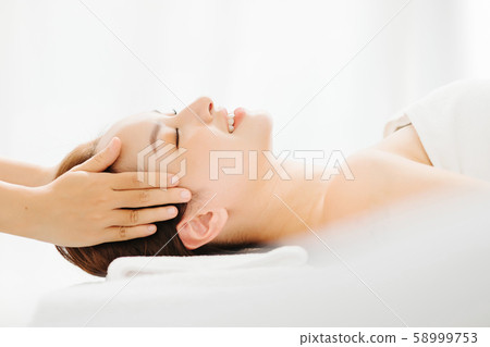 Female esthetic head spa 58999753