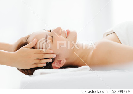 Female esthetic head spa 58999759