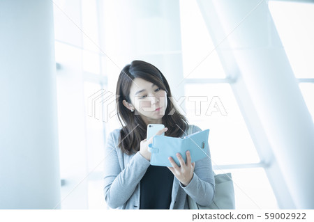 年輕女子,智能手機,筆記本 年輕女子,智能手機,筆記本 59002922