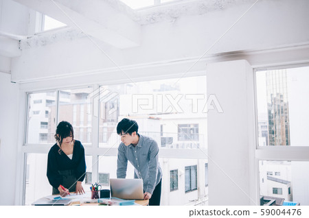 Men and women business colleagues Men and women business colleagues 59004476